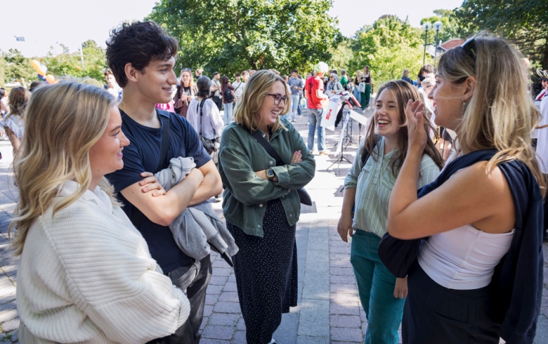 En grupp studenter utanför Aula Magna på Välkomstdagen.